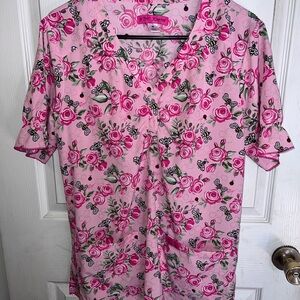 Roses peasant girl scrub top. Size M.